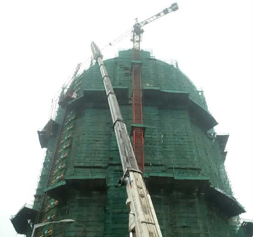 黄浦吊车在工地上作业
